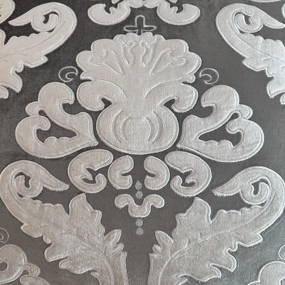 🦋1/2OFF🦋silver and ivory embroidered velvet accent pillow.22x22. Inc down insert - Picture 8 of 10